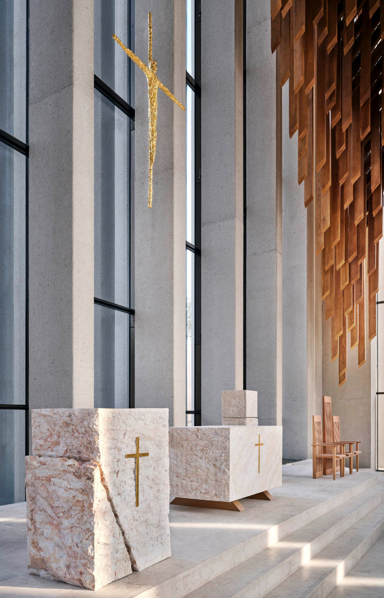 https://detail-cdn.s3.eu-central-1.amazonaws.com/media/catalog/product/2/7/27-abrahamic-family-house-david-adjaye-abu-dhabi.jpg?width=437&height=582&store=de_de&image-type=image
