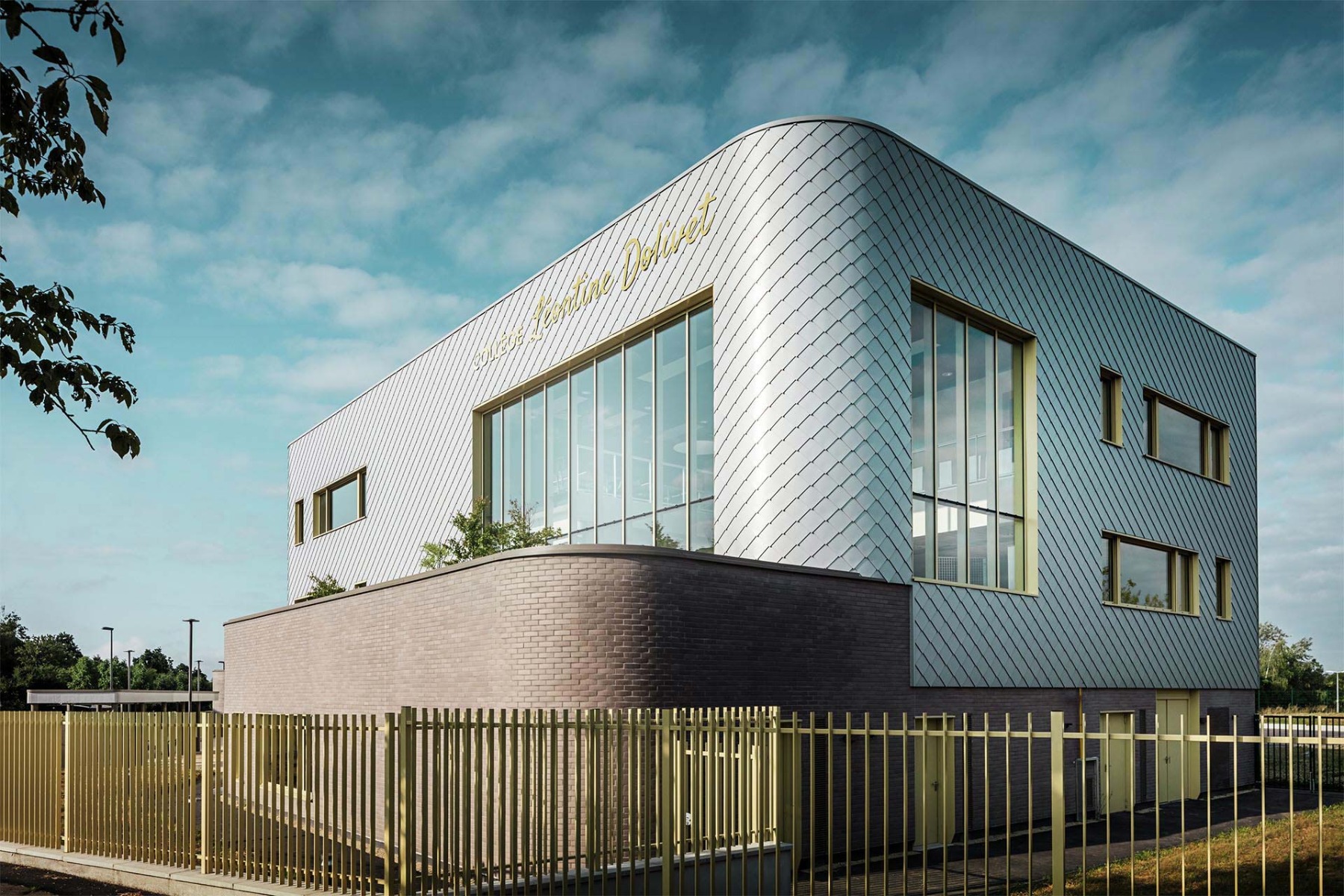 Mittelschule in Cesson-Sévigné in einer Farb- und Materialkombination aus braunem Klinker, Gold-Messing und Prefa Wandraute 29 x 29 in Silbermetallic. © PREFA | Croce & Wir