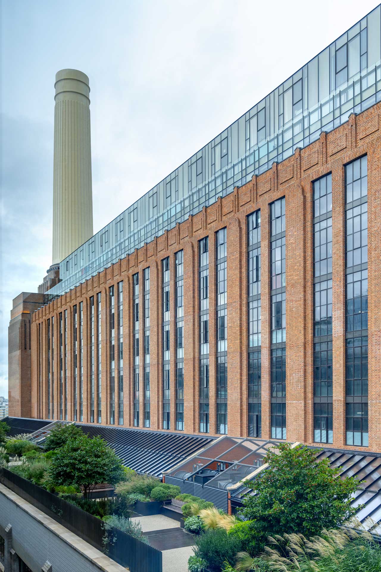 https://detail-cdn.s3.eu-central-1.amazonaws.com/media/catalog/product/2/_/2_schueco_battersea_power_station_fensterfassade.jpg?width=437&height=582&store=de_de&image-type=image