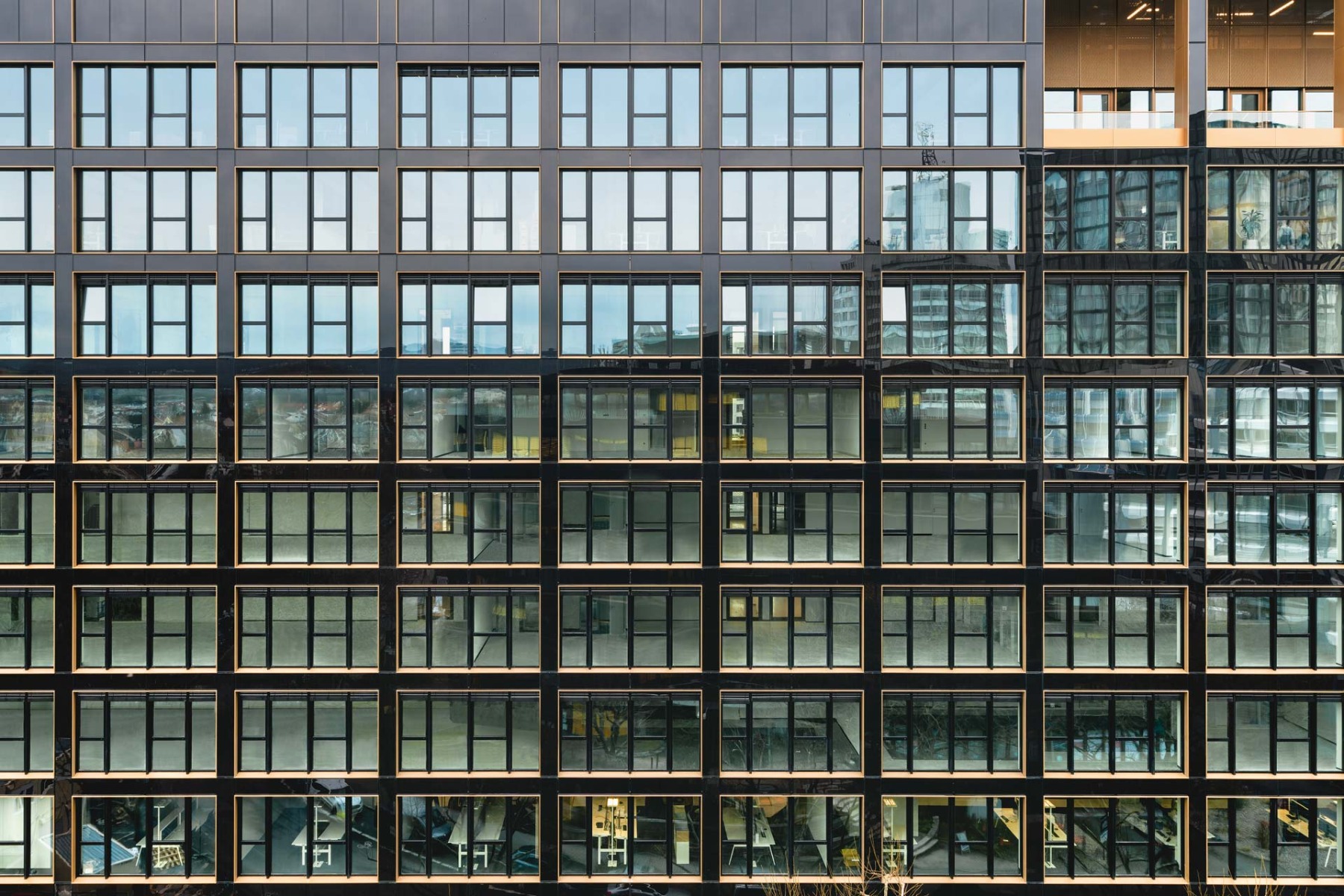 In&#x20;den&#x20;oberen&#x20;beiden&#x20;Ebenen&#x20;springt&#x20;die&#x20;Glasfassade&#x20;leicht&#x20;zuru&#x0308;ck,&#x20;hier&#x20;entsteht&#x20;Platz&#x20;fu&#x0308;r&#x20;Au&#xDF;enterrassen.&#x20;&#xA9;&#x20;Stefan&#x20;Schilling