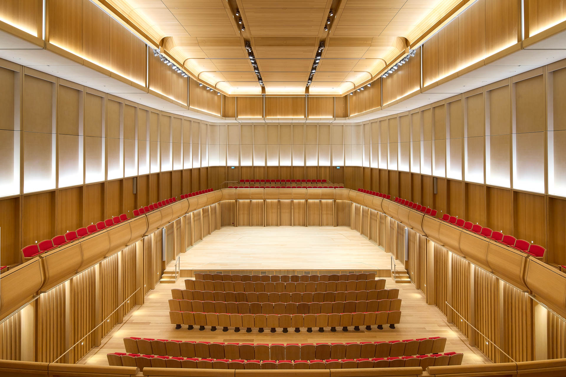 https://detail-cdn.s3.eu-central-1.amazonaws.com/media/catalog/product/3/1/31-schwarzman-centre-oxford-hopkins-architects.jpg?width=437&height=582&store=de_de&image-type=image