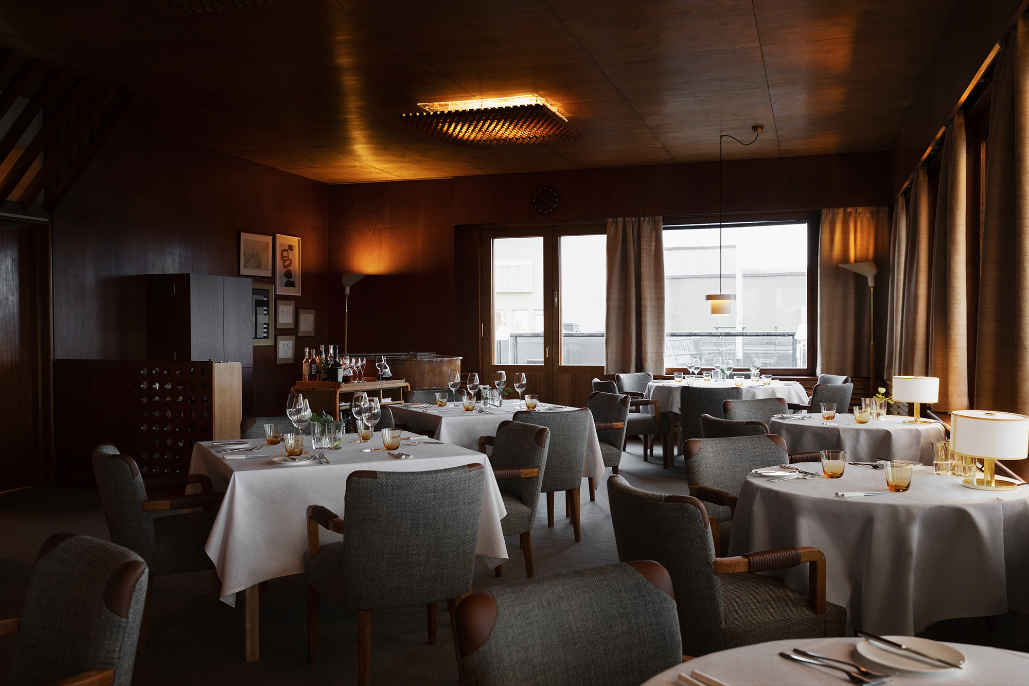 https://detail-cdn.s3.eu-central-1.amazonaws.com/media/catalog/product/3/R/3Restaurant-Savoy-RestorationHelsinki-Photo-by-Anton-Sucksdorff-Copyright-Restaurant-Savoy.jpg?width=437&height=582&store=de_de&image-type=image