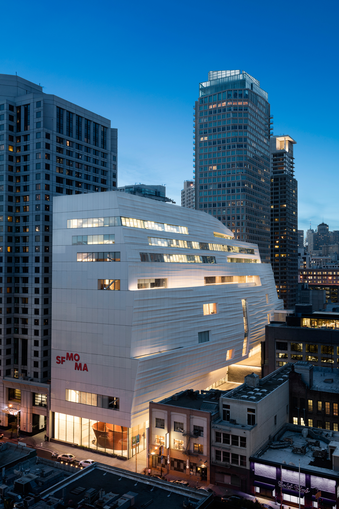 https://detail-cdn.s3.eu-central-1.amazonaws.com/media/catalog/product/3/_/3.-Snoehetta-expansion-of-the-new-SFMOMA_-2016_-photo-_c_-Henrik-Kam_-courtesy-SFMOMA.jpg?width=437&height=582&store=de_en&image-type=image