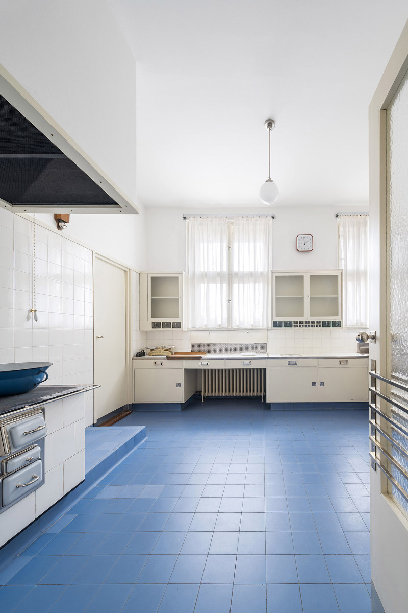 https://detail-cdn.s3.eu-central-1.amazonaws.com/media/catalog/product/3/_/3_rako-semlerova-rezidence_dittrich-kueche-mit-blauen-bodenfliesen.jpg?width=437&height=582&store=de_de&image-type=image