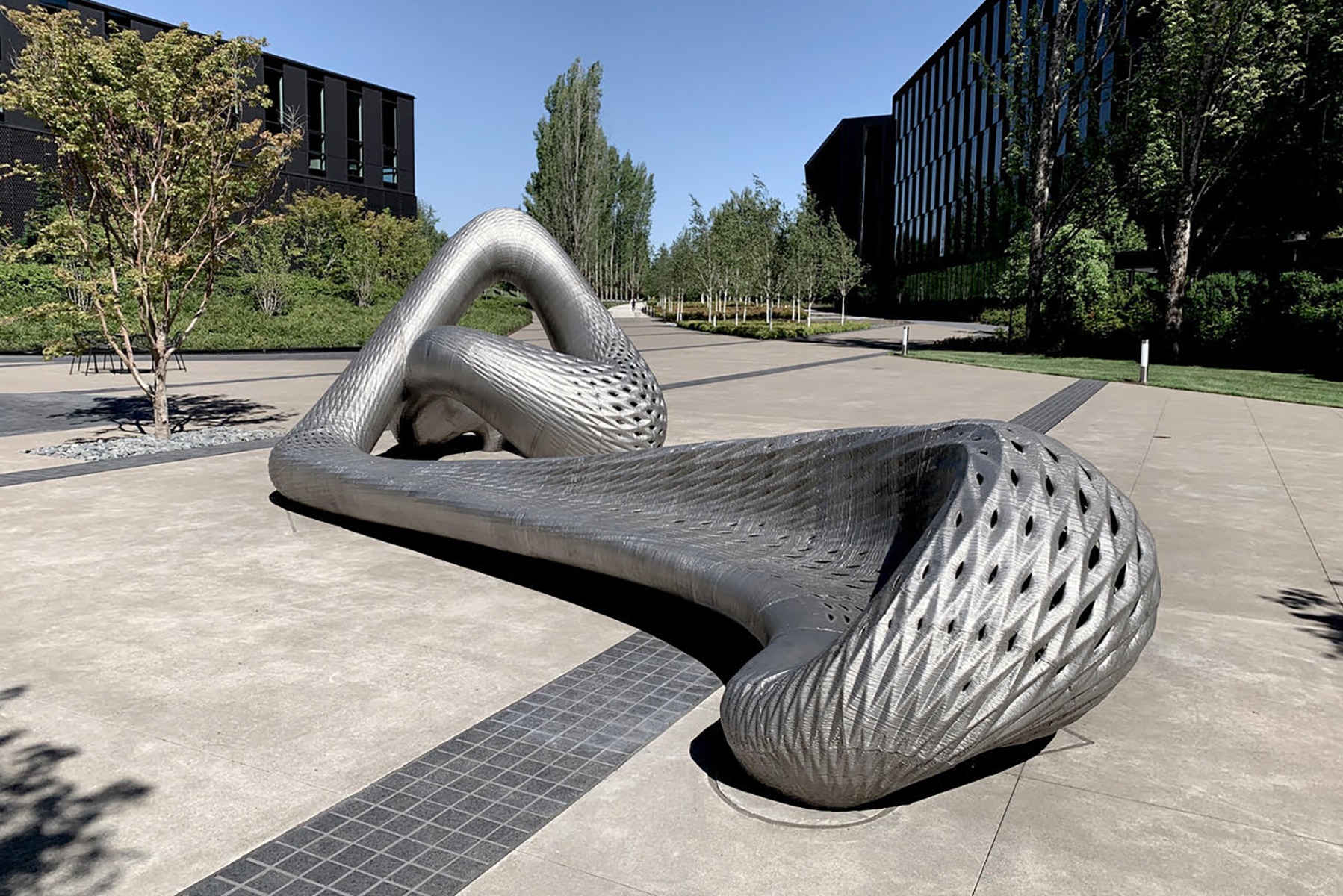 https://detail-cdn.s3.eu-central-1.amazonaws.com/media/catalog/product/4/-/4-oregon-dragon-bench-von-joris-laarman.jpg?width=437&height=582&store=de_en&image-type=image