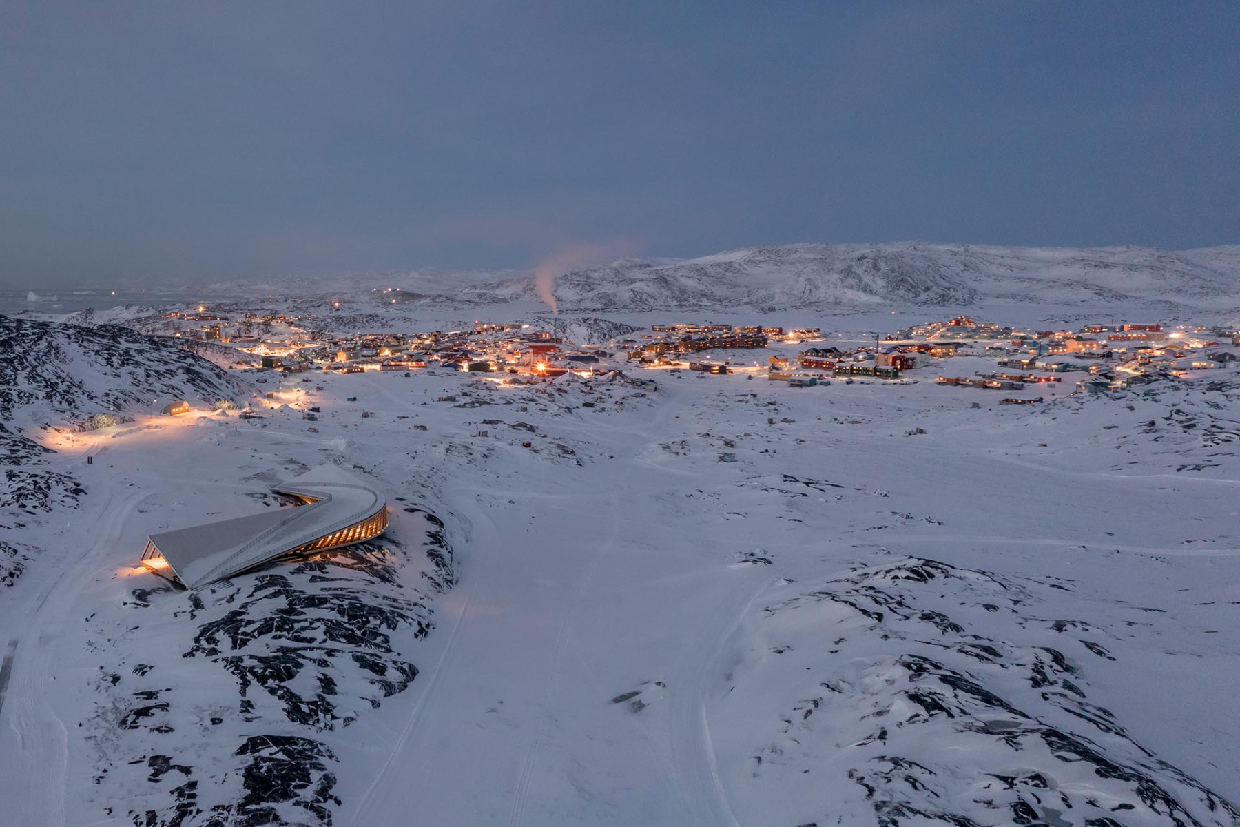https://detail-cdn.s3.eu-central-1.amazonaws.com/media/catalog/product/4/7/477638_gallery_kangiata_illorsua_ilulissat_icefjord_centre_13_credit_adam_m_rk.jpg?width=437&height=582&store=de_en&image-type=image
