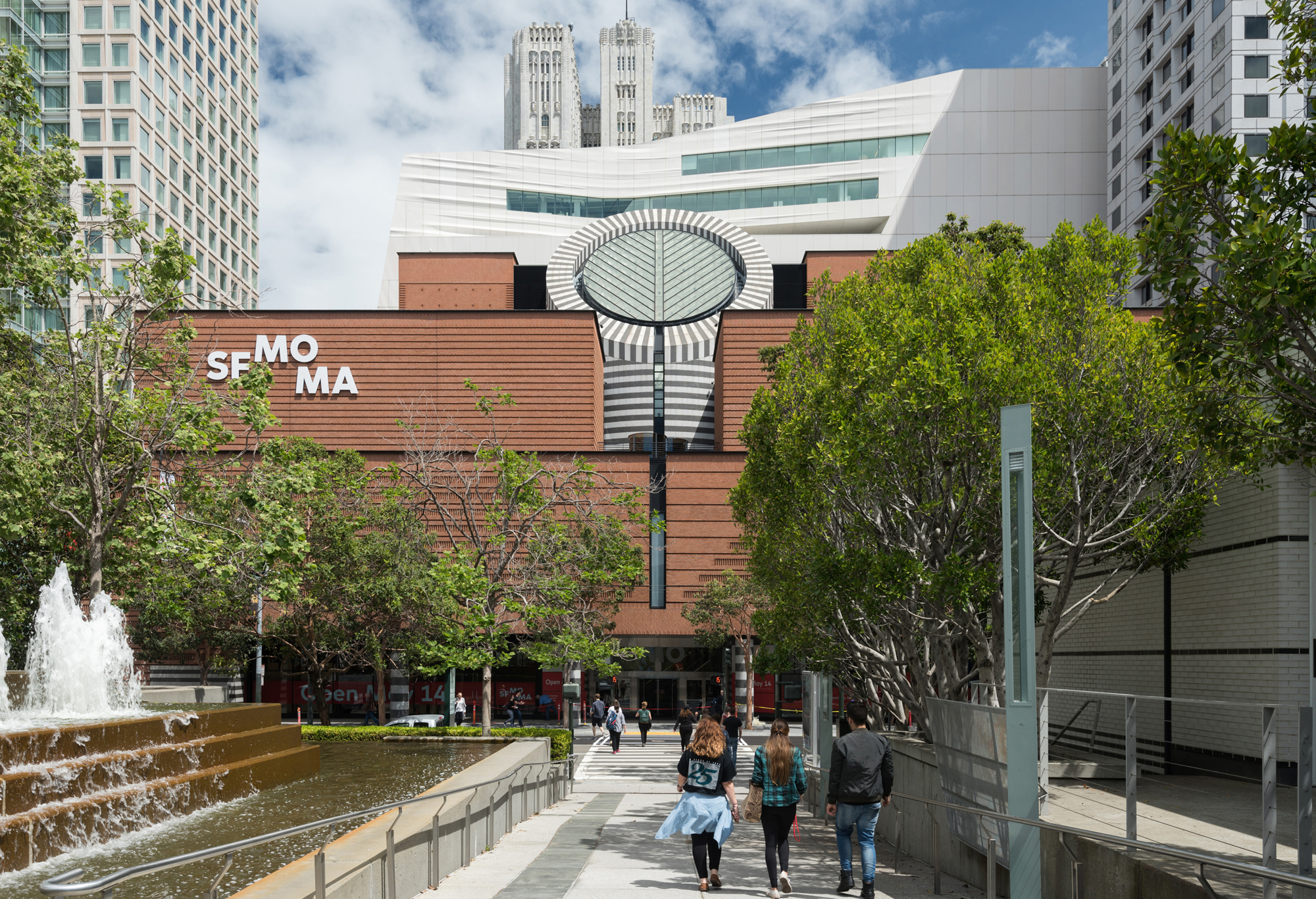 https://detail-cdn.s3.eu-central-1.amazonaws.com/media/catalog/product/4/_/4.-The-new-SFMOMA_-view-from-Yerba-Buena-Gardens_-photo-Jon-McNeal_-_c_-Snoehetta.jpg?width=437&height=582&store=de_en&image-type=image