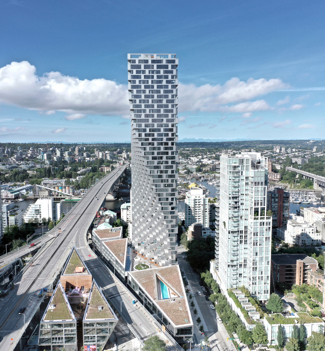 https://detail-cdn.s3.eu-central-1.amazonaws.com/media/catalog/product/4/_/4_dam_ihp202_big-bjarke_ingels_group_vancouver_house_vancouver_ema_peters_slash_westbank_corp._slash_big-bjarke_ingels_group_1.jpg?width=437&height=582&store=de_en&image-type=image