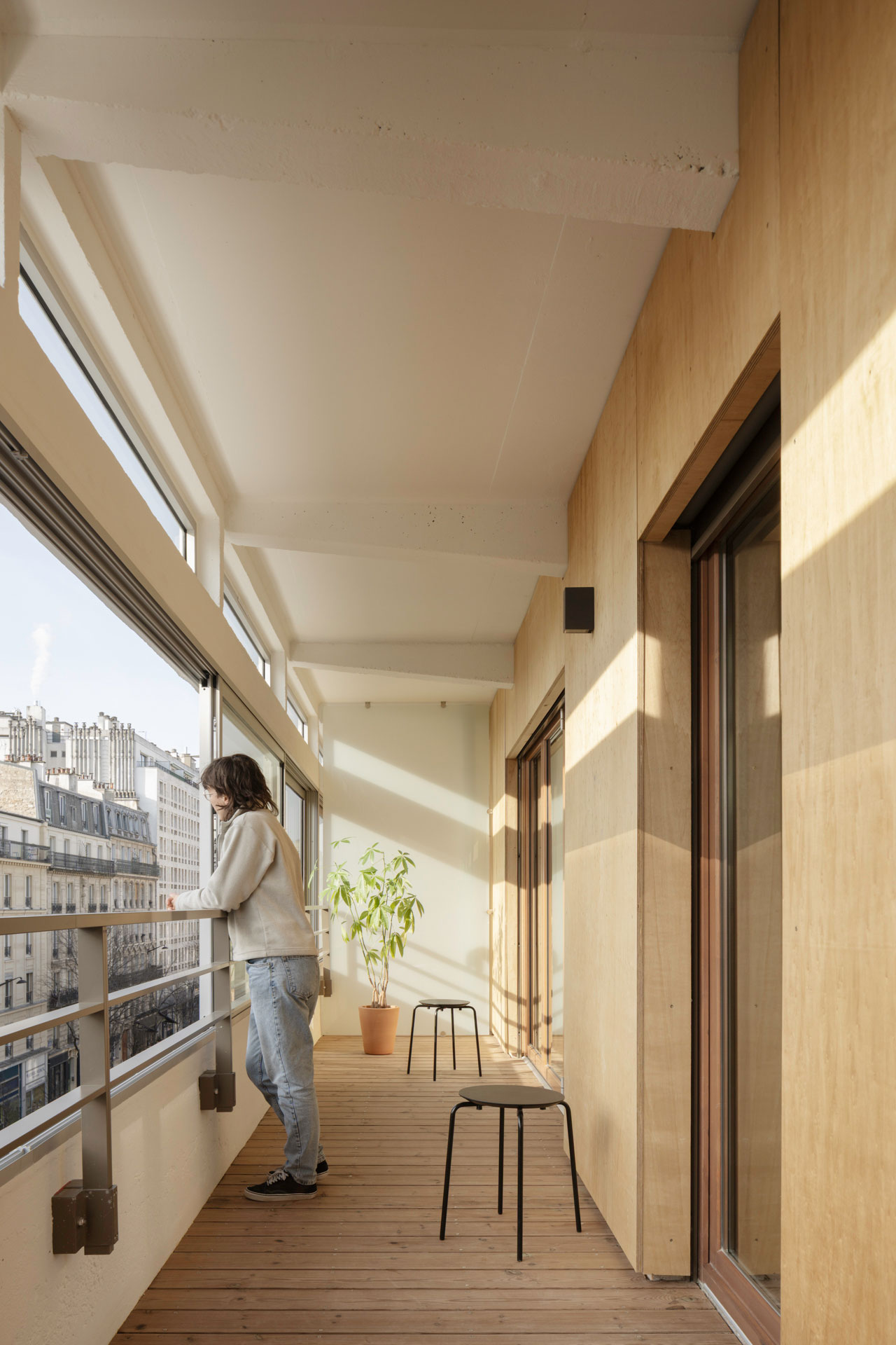 https://detail-cdn.s3.eu-central-1.amazonaws.com/media/catalog/product/5/-/5-solarlux-glas-faltwand-woodline-balkon-parkhaus-in-paris.jpg?width=437&height=582&store=de_de&image-type=image