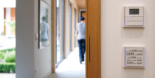 Obwohl die komplett schalterlose Steuerung des Gebäudes möglich ist, entschied sich der Bauherr für eine herkömmliche Lichtsteuerung. Foto: Barbara Heinz/Gira