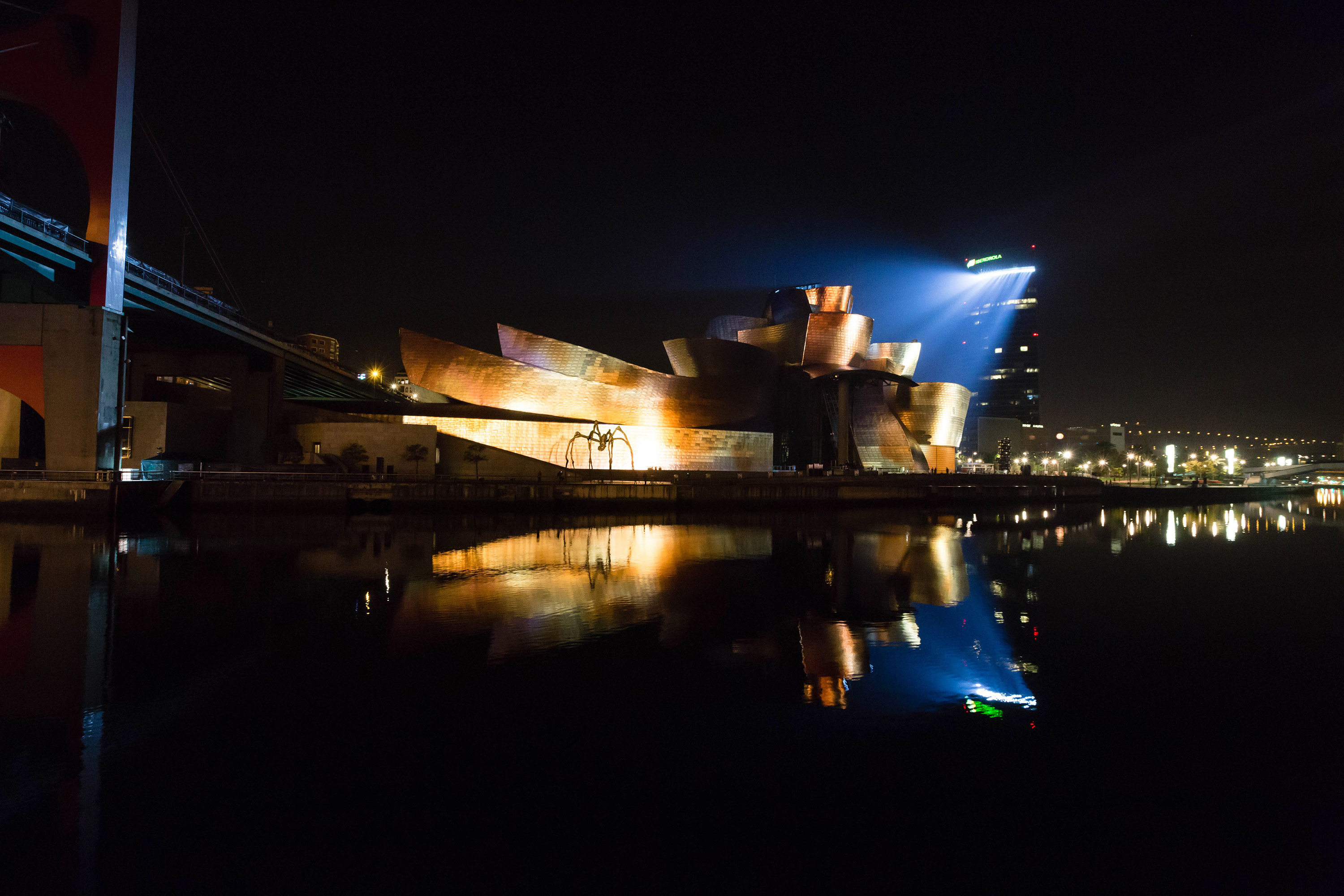 https://detail-cdn.s3.eu-central-1.amazonaws.com/media/catalog/product/5/9/59-Productions-Reflections-Guggenheim-Museum-Bilbao-Sutcliffe-09.jpg?width=437&height=582&store=de_de&image-type=image