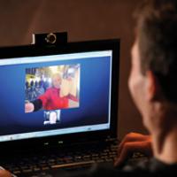 »Videotelefonie« via Skype im Jahr 2011.Obwohl erste Technologien dazu bereits Mitte des 20. Jahrhunderts entwickelt wurden, hat sich die massenhafte Anwendung erst mittels Computer und bezahlbarer DSL-Übertragungstechnik durchgesetzt.