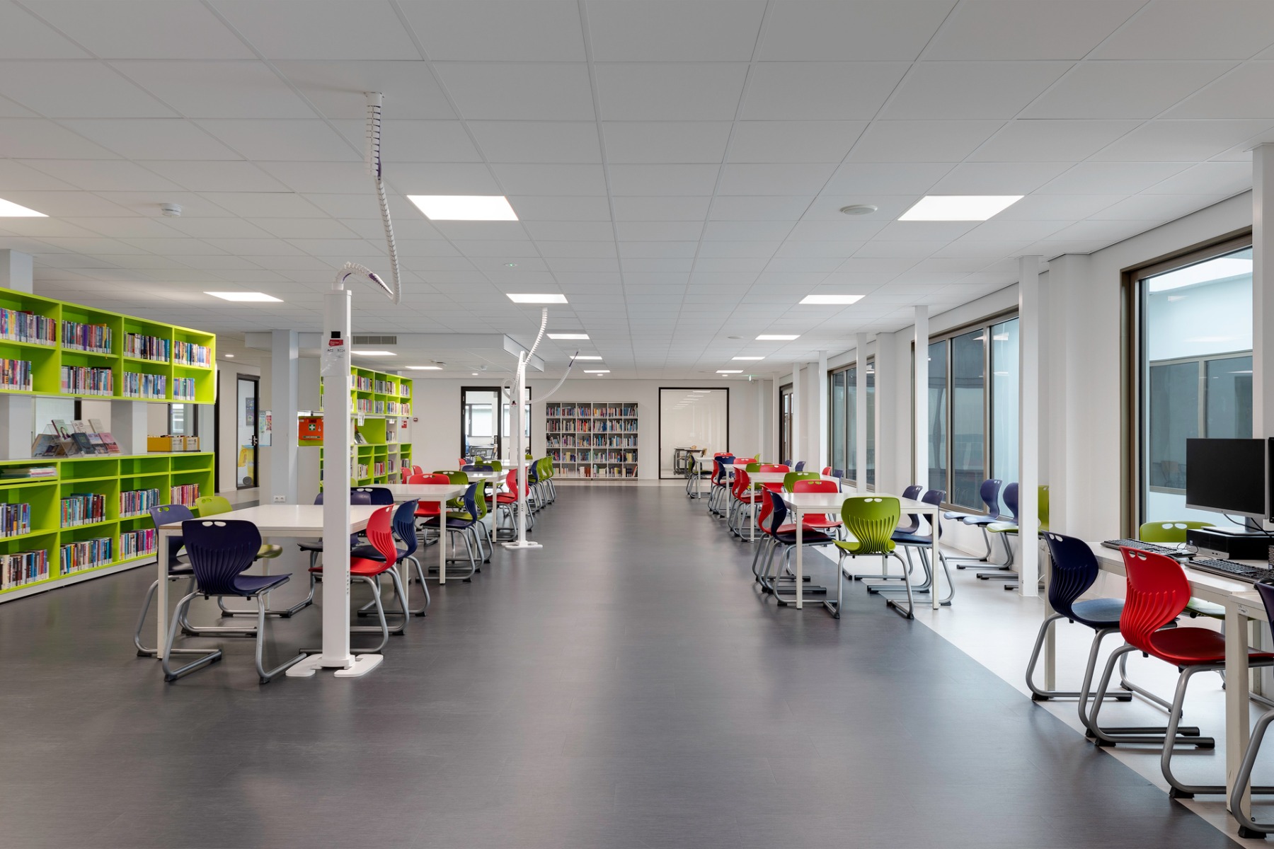 Das Sint-Janscollege in Hoensbroek, Niederlande, entschied sich aufgrund der Energieeffizienz und der Kreislauffähigkeit für Multilume Re:Think. © Olga van Dijk