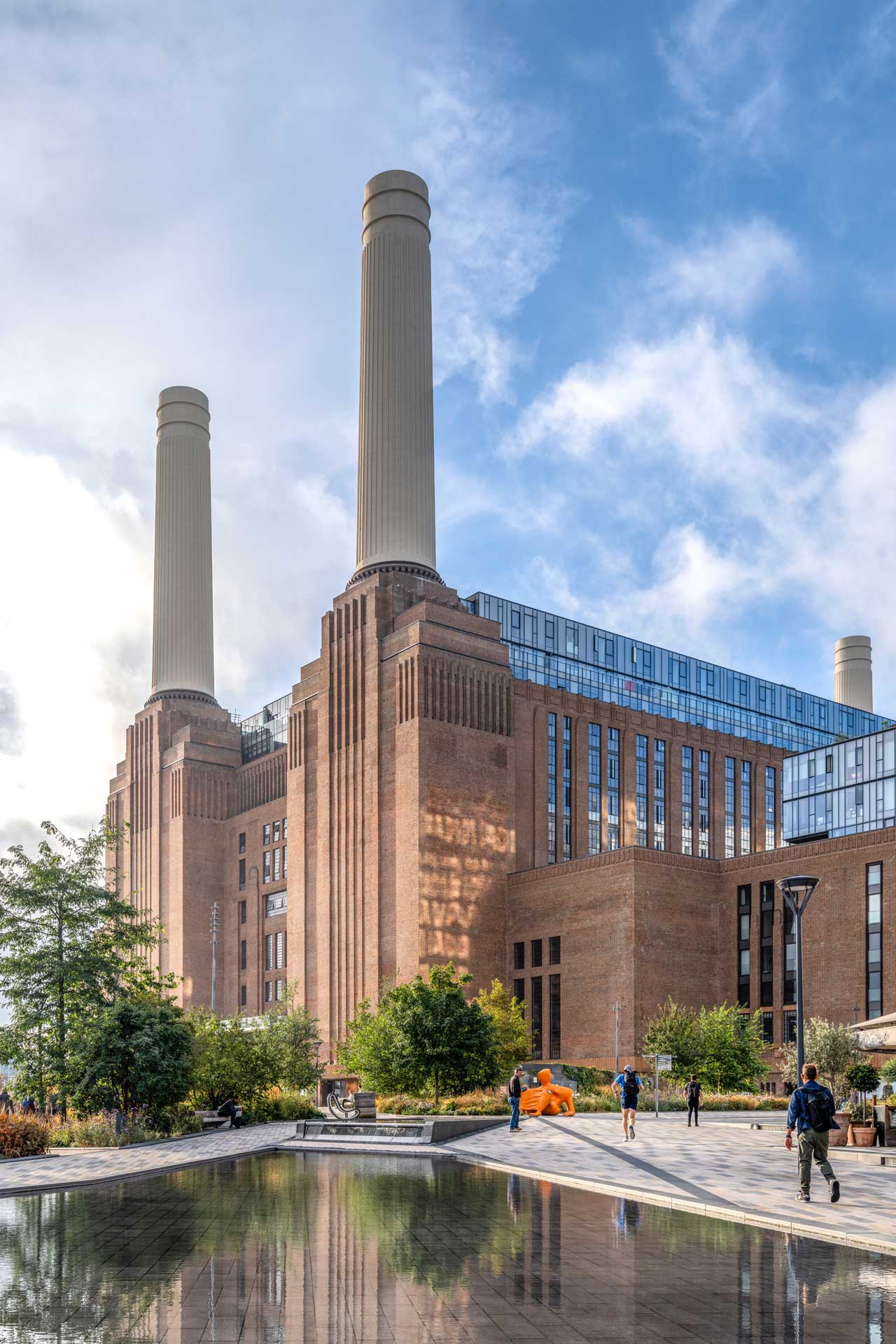 https://detail-cdn.s3.eu-central-1.amazonaws.com/media/catalog/product/5/_/5_schueco_battersea_power_station_vorderseite.jpg?width=437&height=582&store=de_de&image-type=image