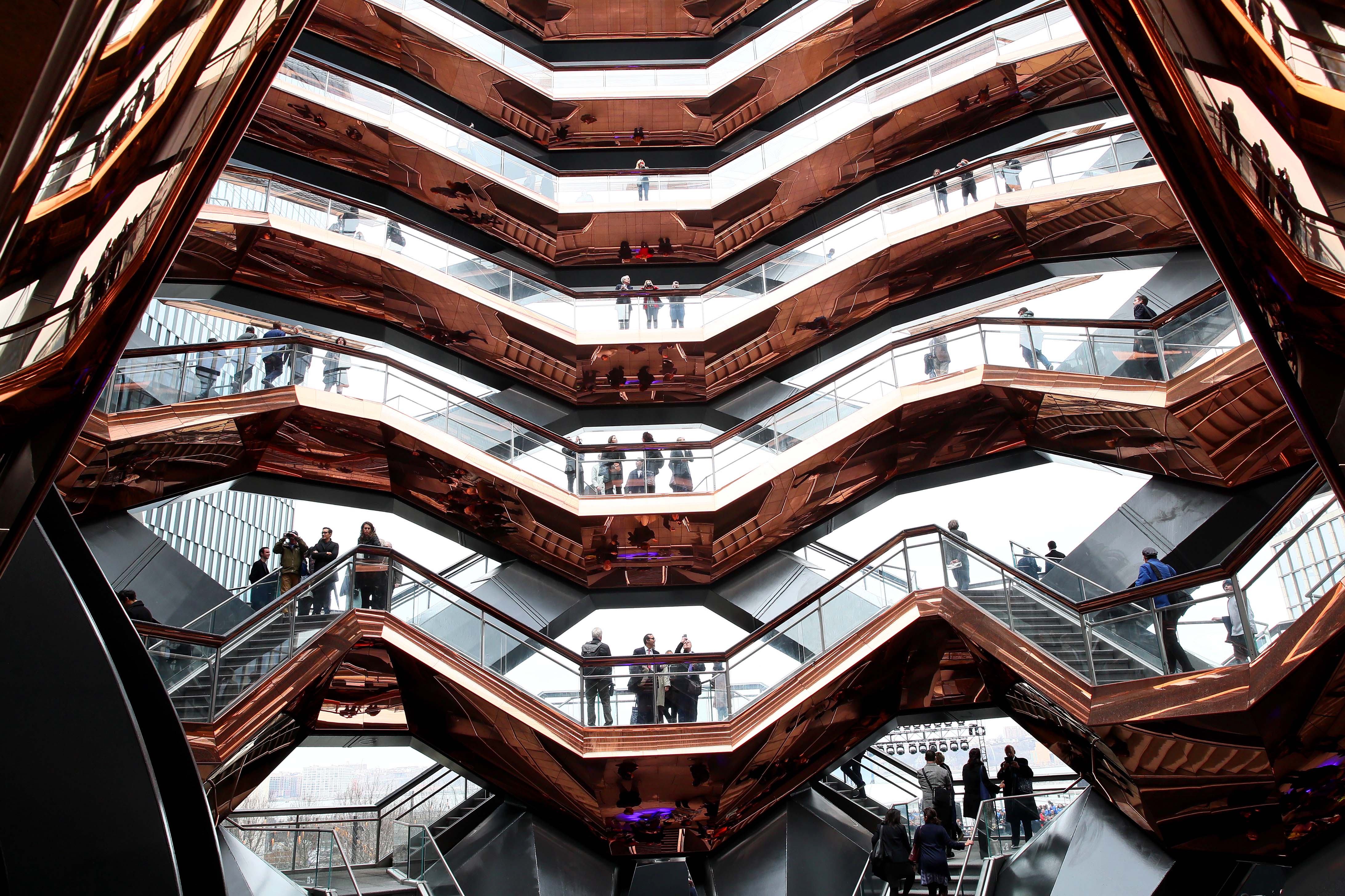 https://detail-cdn.s3.eu-central-1.amazonaws.com/media/catalog/product/6/-/6-Vessel-Heatherwick-_courtesy_of_Getty_Images.jpg?width=437&height=582&store=de_de&image-type=image