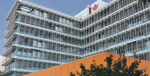 Bild 6: The material is the message. Astrid Bornheim transferiert das Material von der Neufertschen Fassade in einen neuen Kontext: den Innenraum. Komplett gebaut aus Faserzement, lädt der Raum dazu ein, die Geschichte des Materials weiter zu denken und e