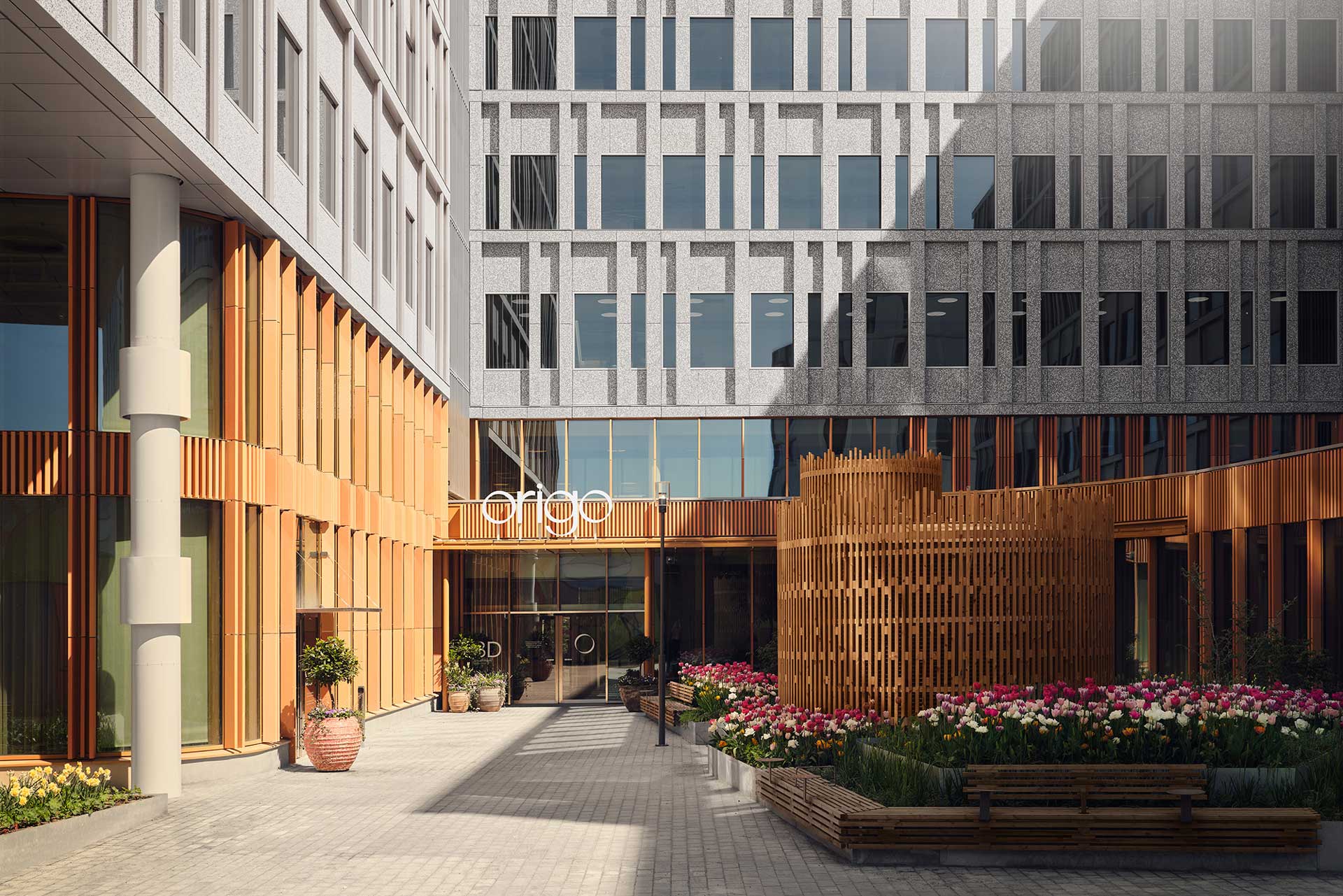 Das schwedische Bürogebäude Origo setzt auf das smarte Lichtsteuerungssystem Organic Response von Fagerhult. © Humlegården