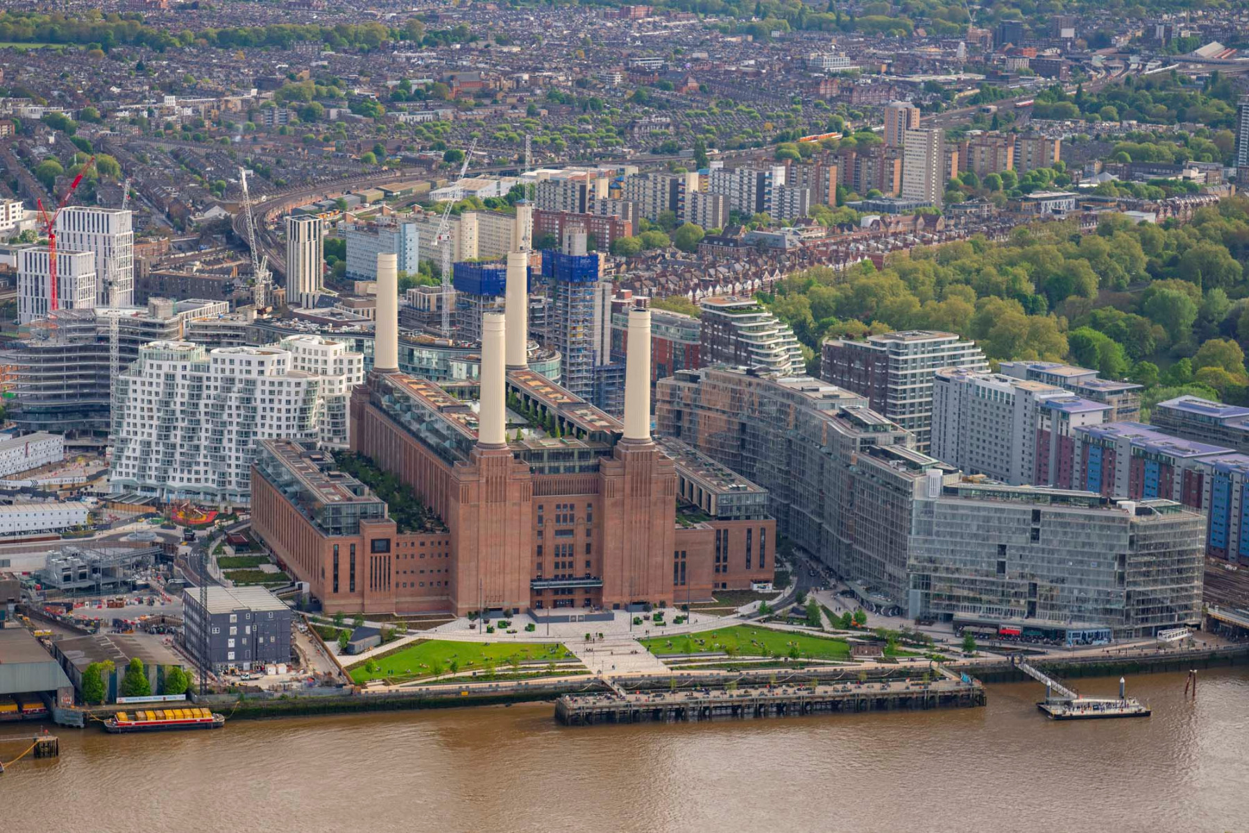https://detail-cdn.s3.eu-central-1.amazonaws.com/media/catalog/product/6/_/6_schueco_battersea_power_station_vogelperspektive.jpg?width=437&height=582&store=de_de&image-type=image