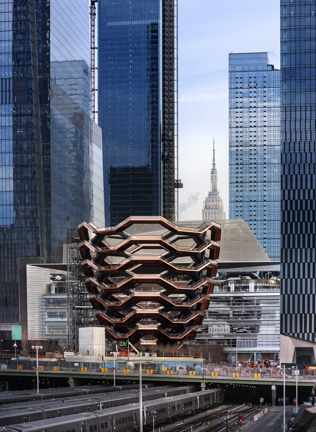 https://detail-cdn.s3.eu-central-1.amazonaws.com/media/catalog/product/7/-/7-Vessel-Heatherwick-courtesy_of_Michael_Moran_for_Related-Oxford.jpg?width=437&height=582&store=de_en&image-type=image