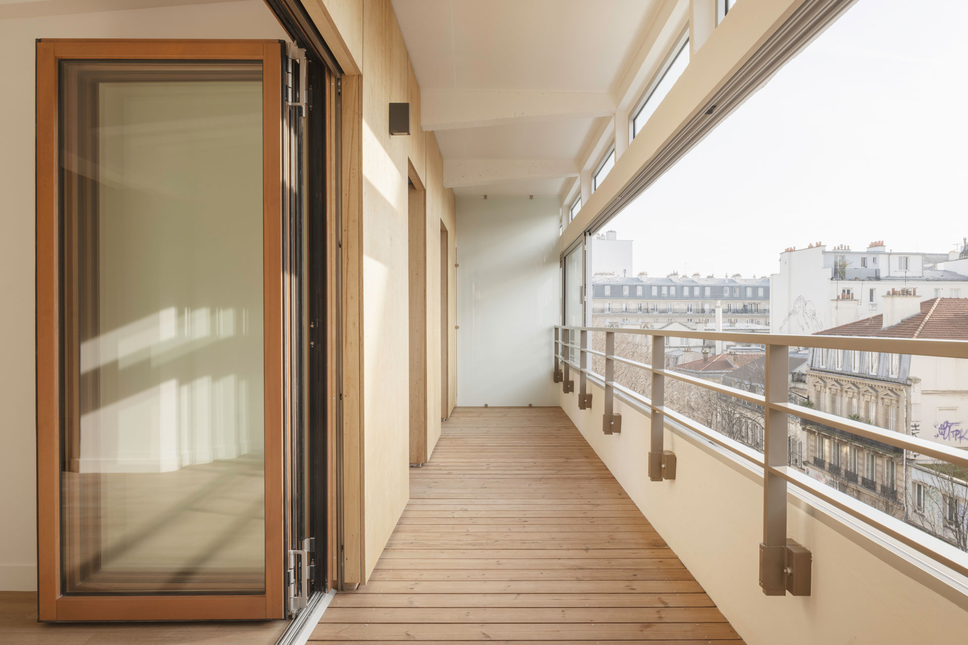 https://detail-cdn.s3.eu-central-1.amazonaws.com/media/catalog/product/7/-/7-solarlux-glas-faltwand-woodline-balkon-parkhaus-in-paris.jpg?width=437&height=582&store=de_de&image-type=image