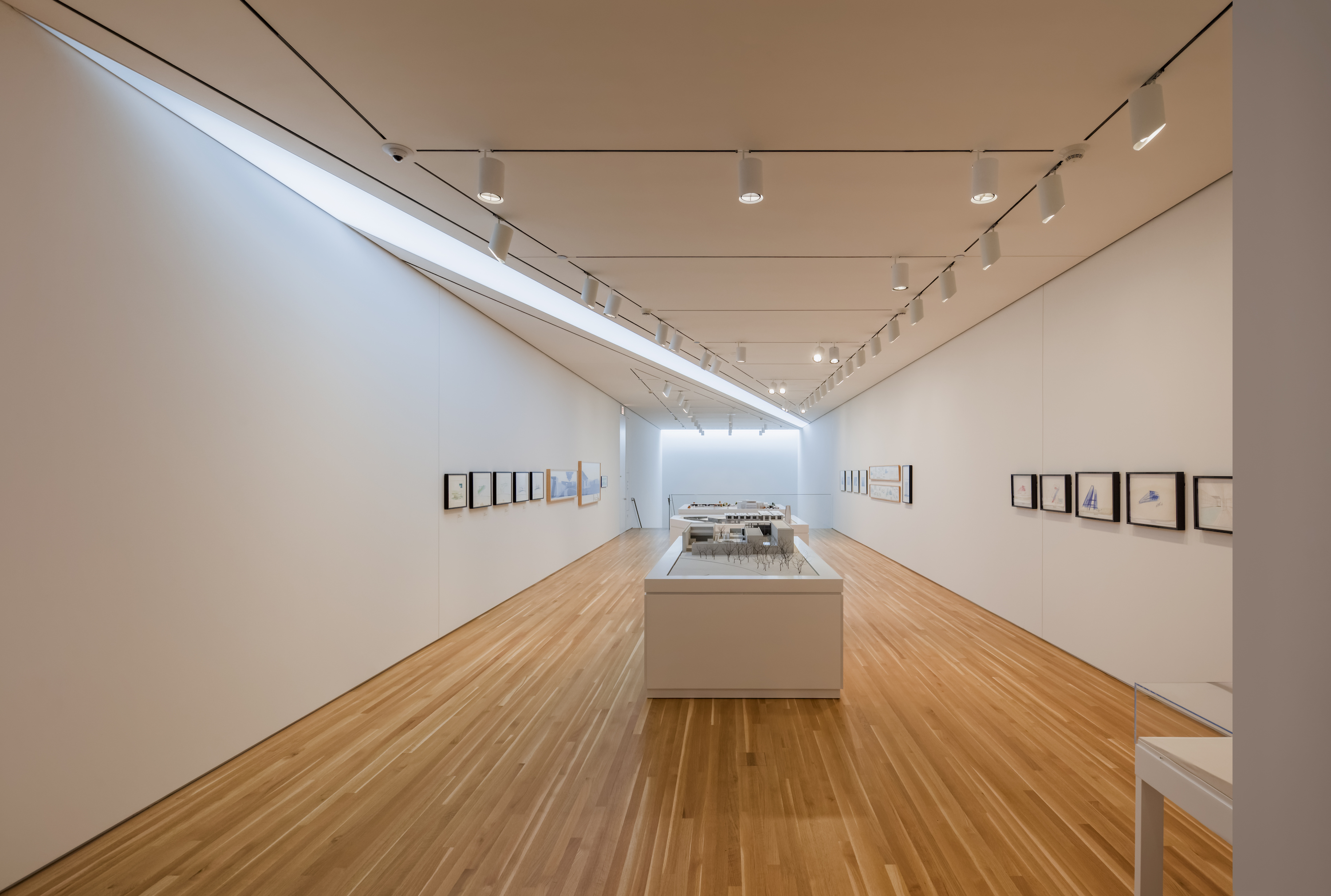 https://detail-cdn.s3.eu-central-1.amazonaws.com/media/catalog/product/7/2/726._Wrightwood_659__Chicago__IL._A_new_exhibition_space_designed_by_Tadao_Ando.__c__Jeff_Goldberg-Esto.jpg?width=437&height=582&store=de_de&image-type=image