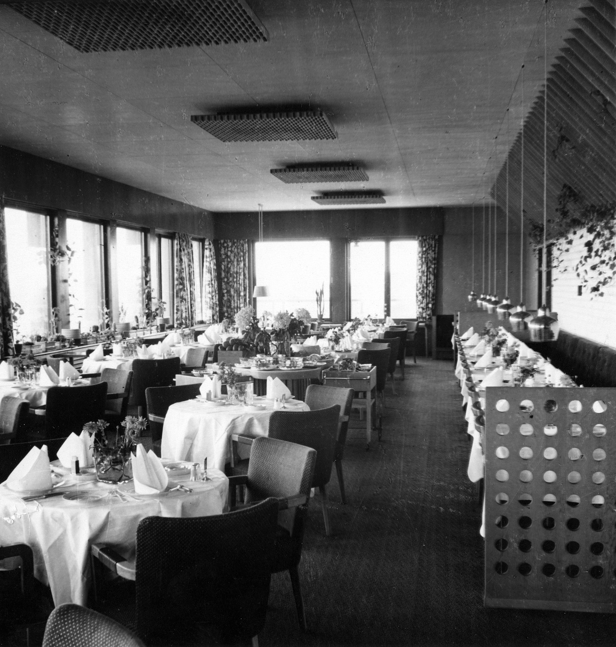 https://detail-cdn.s3.eu-central-1.amazonaws.com/media/catalog/product/8/-/8-Restaurant-Savoy-interior-historical-Copyright-Artek-Collection-Alvar-Aalto-Museum.jpg?width=437&height=582&store=de_en&image-type=image