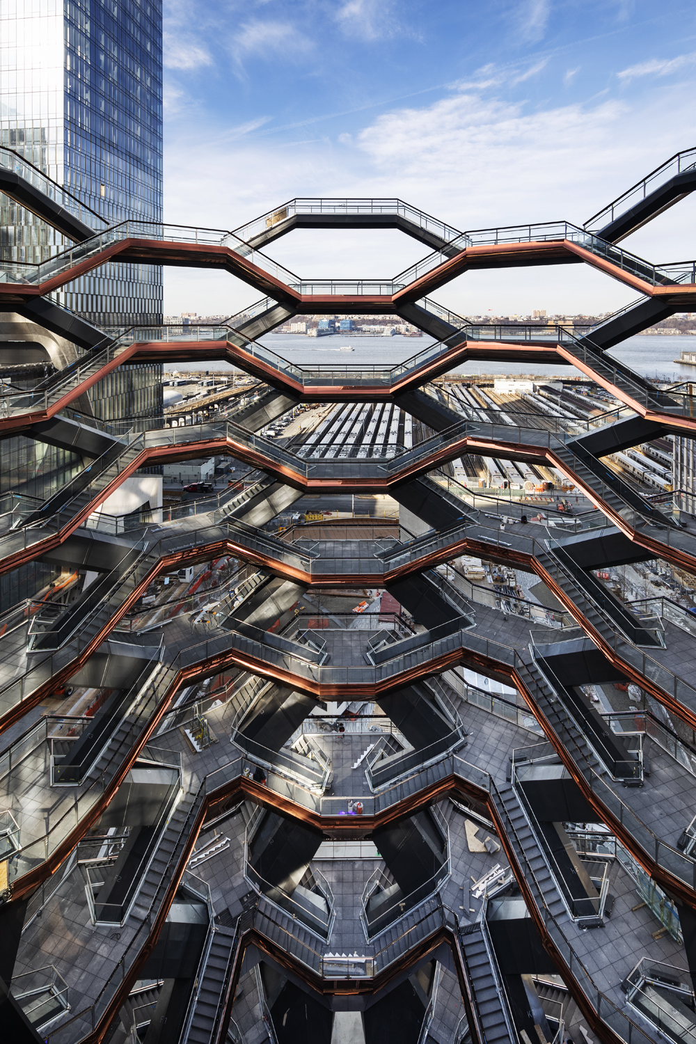 https://detail-cdn.s3.eu-central-1.amazonaws.com/media/catalog/product/8/-/8-Vessel-Heatherwick-courtesy_of_Michael_Moran_for_Related-Oxford.jpg?width=437&height=582&store=de_de&image-type=image