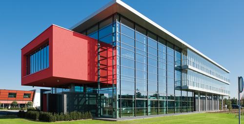 Die neue Niederlassung von Solarlux lebt von der Variabilität der Fassade. Wie ein Chamäleon passt sich die Gebäudehülle dem Klima und den Wünschen und Bedürfnissen der Nutzer an. Foto: Solarlux/Thea van den Heuvel, NL-Nijverdal