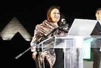 Zaha Hadid bei der Vorstellung der Stone-Towers an den Pyramiden