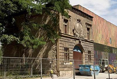 Das Türkentor auf dem Münchener Kunstareal vor der Sanierung. Dahinter die Sammlung Brandhorst.