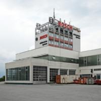 Hält auch an der Decke: Pümpel-Tisch von Thomas Schnur