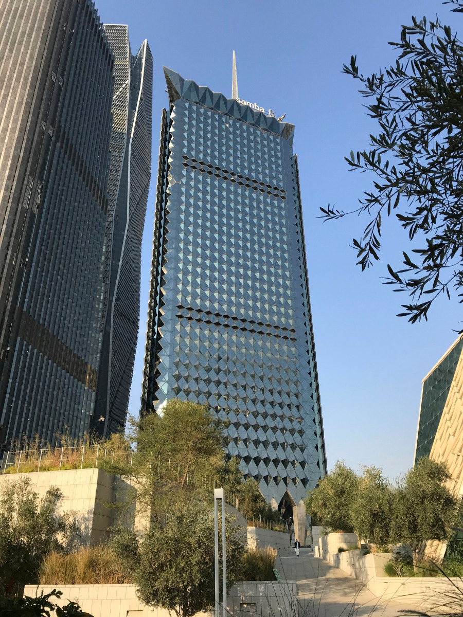 https://detail-cdn.s3.eu-central-1.amazonaws.com/media/catalog/product/9/_/9_dam_ihp2022_foster_partners_samba_bank_hq_tower_riad_foster_partners.jpg?width=437&height=582&store=de_en&image-type=image