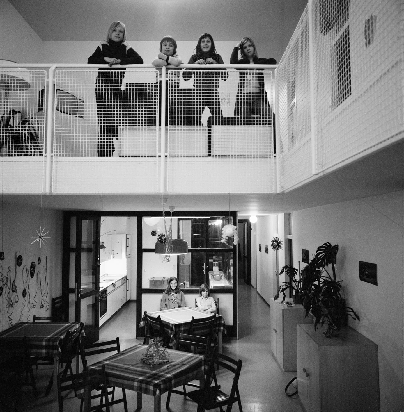 https://detail-cdn.s3.eu-central-1.amazonaws.com/media/catalog/product/A/Z/AZW-Stadt-des_Kindes-04-Pez-Hejduk-Anton-Schweighofer-Familienhaus-Wilfried-Kirchner-Wien-14-1969-1974.jpg.jpg?width=437&height=582&store=de_de&image-type=image