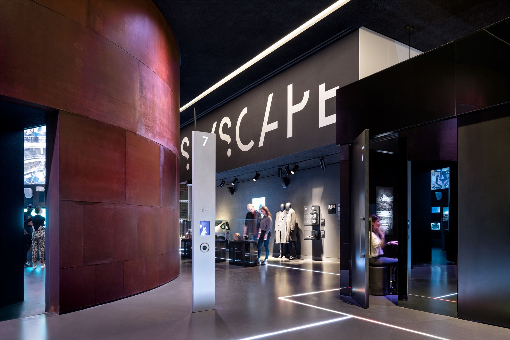 https://detail-cdn.s3.eu-central-1.amazonaws.com/media/catalog/product/A/d/Adjaye-Associates-Spyscape-Scott-Frances-08.jpg?width=437&height=582&store=de_en&image-type=image