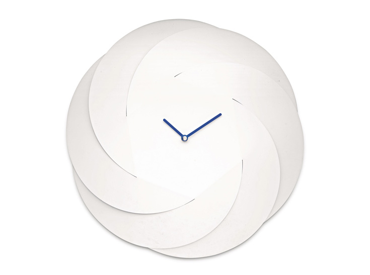 https://detail-cdn.s3.eu-central-1.amazonaws.com/media/catalog/product/A/l/Alessi_AbiAlice_InfinityClock_PhCredit_AlessandroMilani.jpg?width=437&height=582&store=de_de&image-type=image