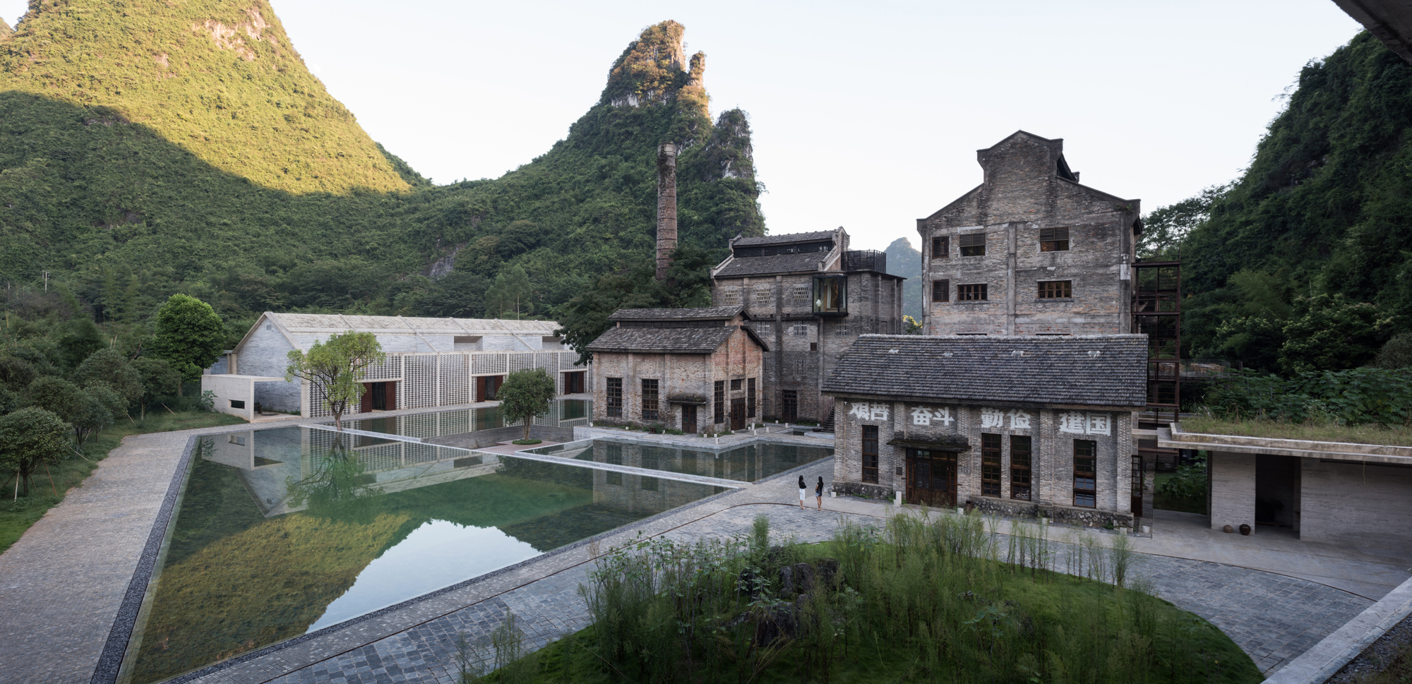 https://detail-cdn.s3.eu-central-1.amazonaws.com/media/catalog/product/A/l/Alila-Yangshuo-Vector-Architects-04-Hao-Chen_1.jpg?width=437&height=582&store=de_en&image-type=image