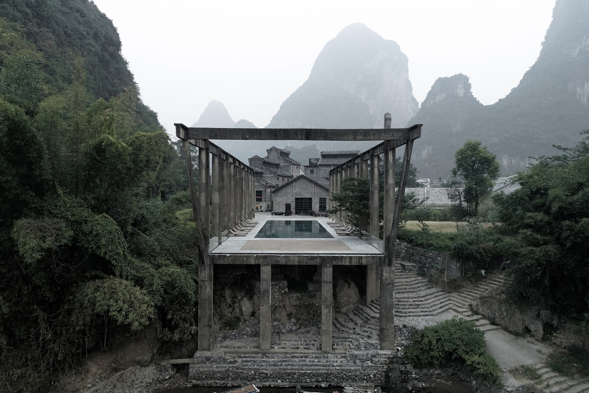 https://detail-cdn.s3.eu-central-1.amazonaws.com/media/catalog/product/A/l/Alila-Yangshuo-Vector-Architects-05-Shengliang-Su.jpg?width=437&height=582&store=de_de&image-type=image