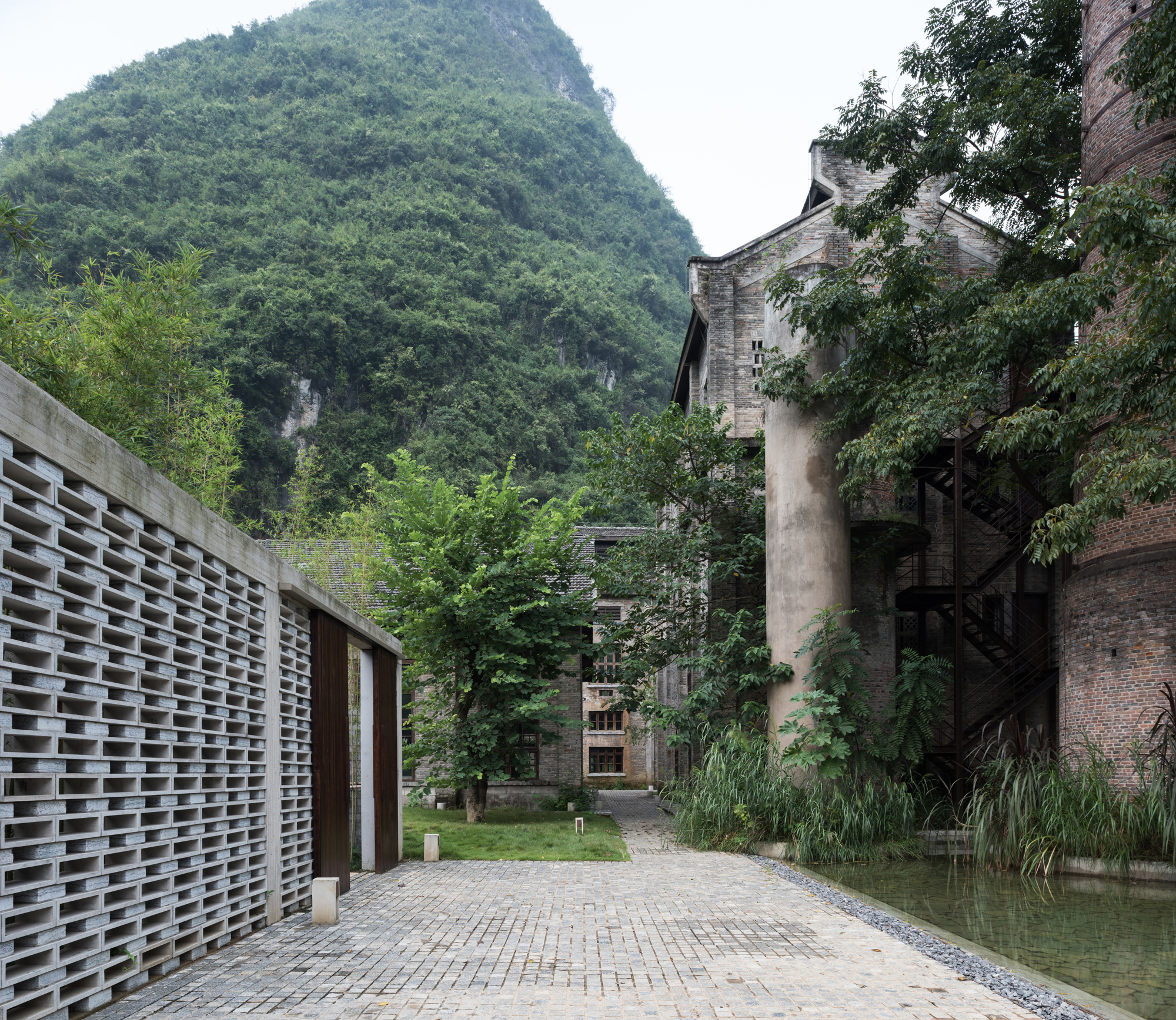 https://detail-cdn.s3.eu-central-1.amazonaws.com/media/catalog/product/A/l/Alila-Yangshuo-Vector-Architects-06-Hao-Chen.jpg?width=437&height=582&store=de_de&image-type=image