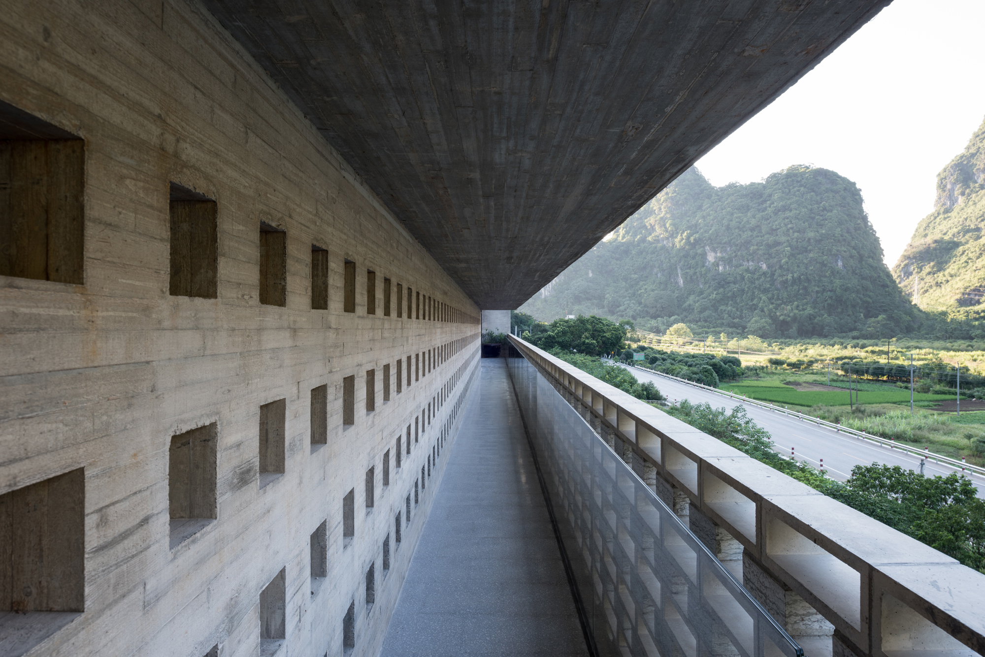 https://detail-cdn.s3.eu-central-1.amazonaws.com/media/catalog/product/A/l/Alila-Yangshuo-Vector-Architects-09-Hao-Chen.jpg?width=437&height=582&store=de_de&image-type=image