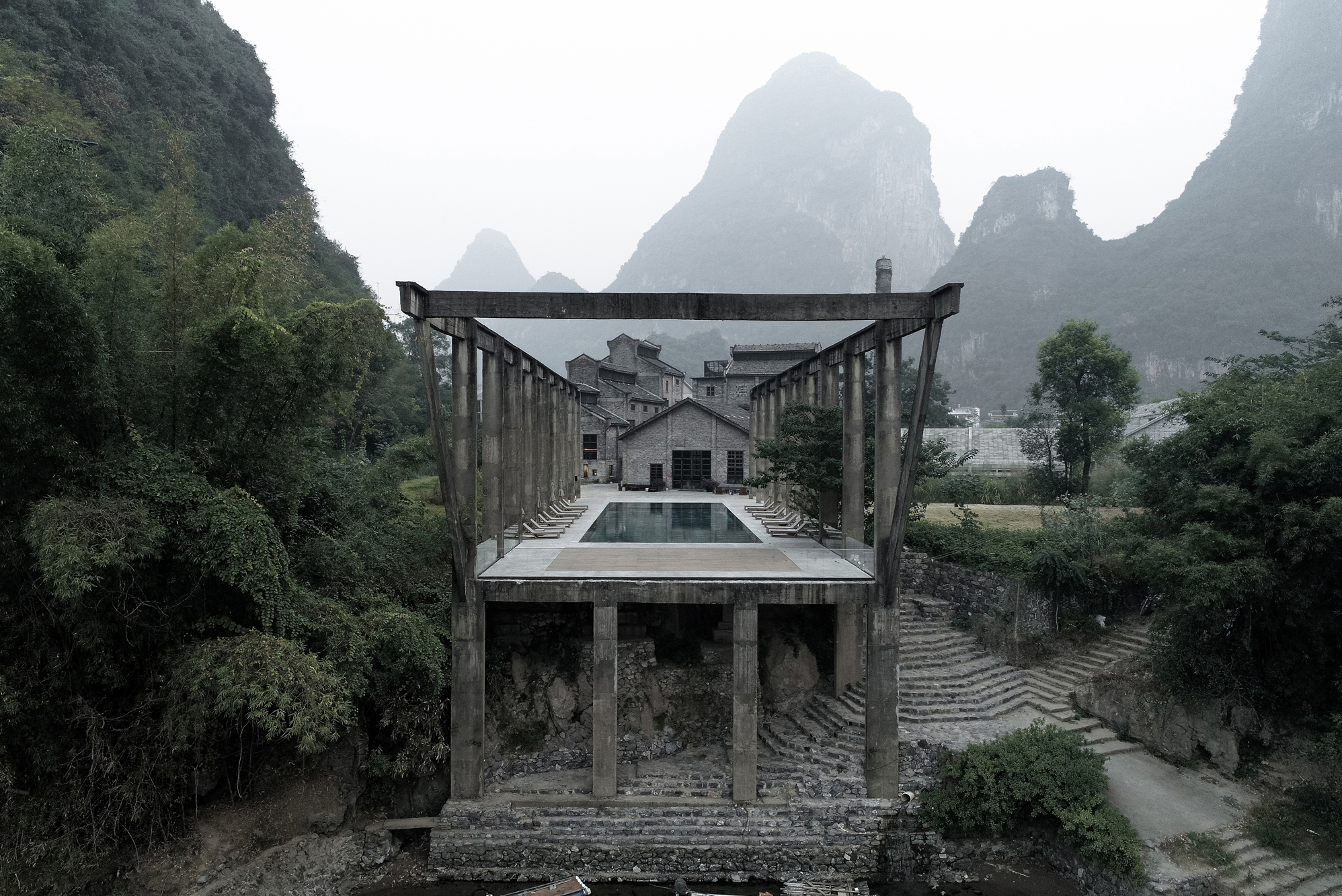 https://detail-cdn.s3.eu-central-1.amazonaws.com/media/catalog/product/A/l/Alila-Yangshuo-Vector-Architects-teaser-klein-Shengliang-Su.jpg?width=437&height=582&store=de_de&image-type=image