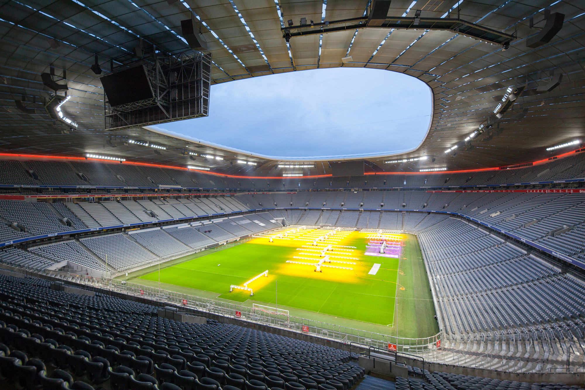 https://detail-cdn.s3.eu-central-1.amazonaws.com/media/catalog/product/A/l/Allianz-Arena-Muenchen-Philips-Lighting-Bild6_1.jpg?width=437&height=582&store=de_en&image-type=image