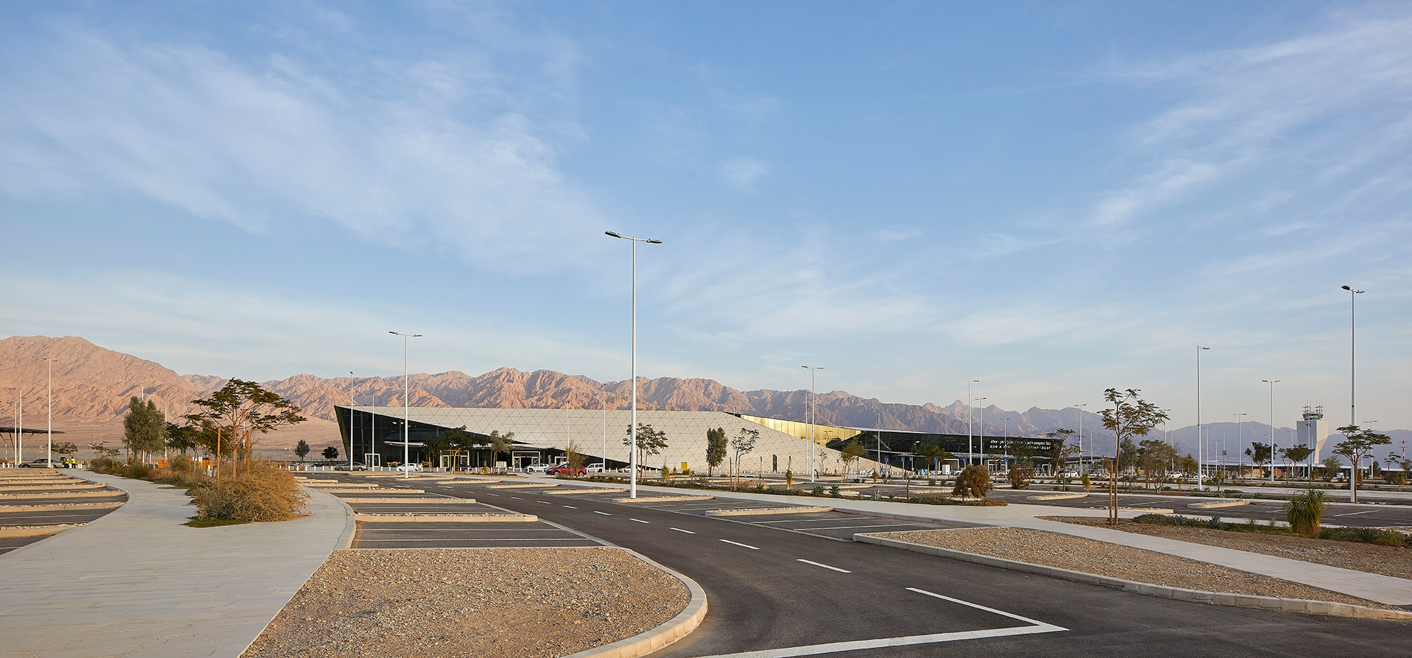 https://detail-cdn.s3.eu-central-1.amazonaws.com/media/catalog/product/A/m/Amir-Mann-Ramon-Airport-Eilat-13.jpg?width=437&height=582&store=de_en&image-type=image