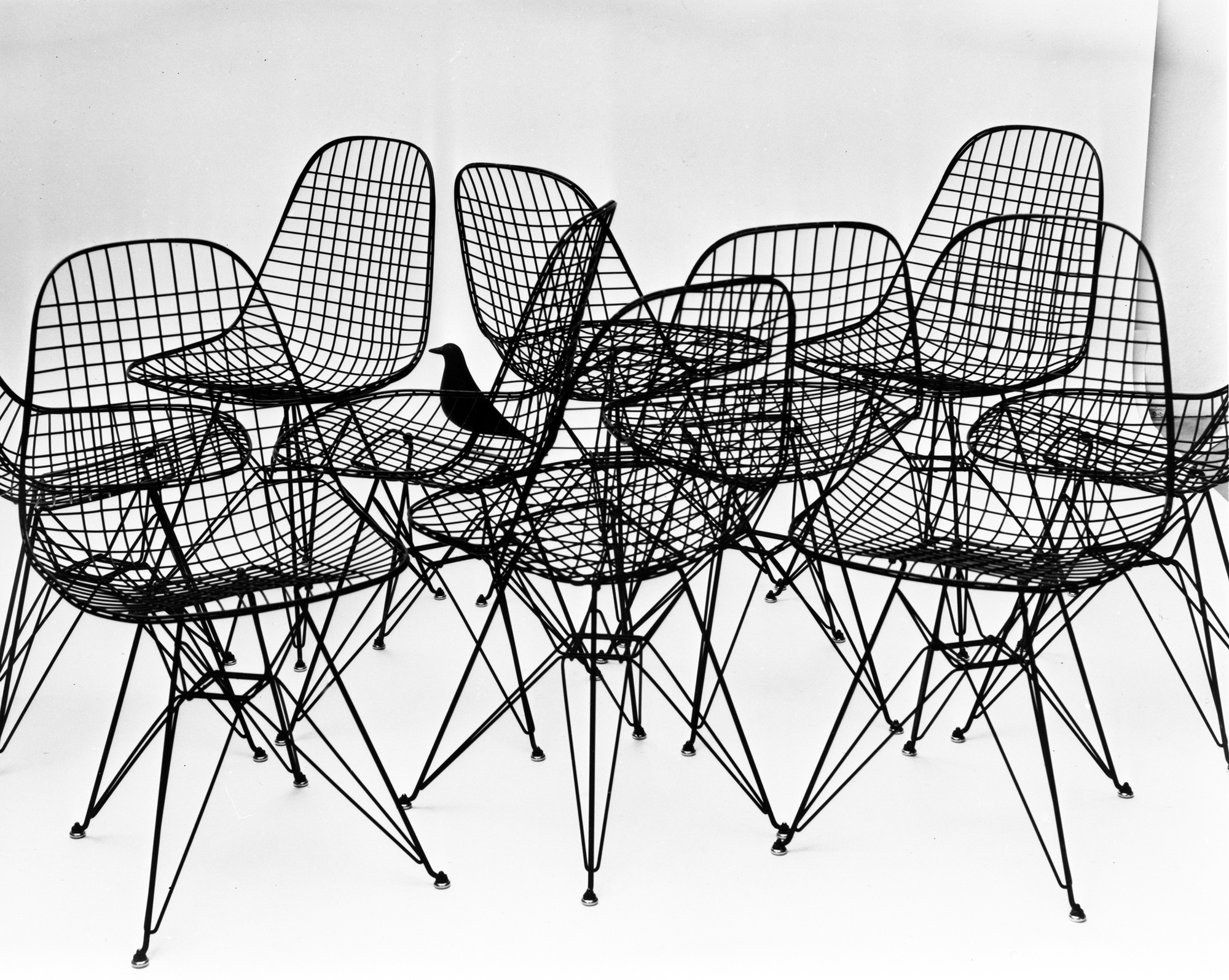 https://detail-cdn.s3.eu-central-1.amazonaws.com/media/catalog/product/A/n/An-Eames-Celebration-Vitra-07.jpg?width=437&height=582&store=de_de&image-type=image