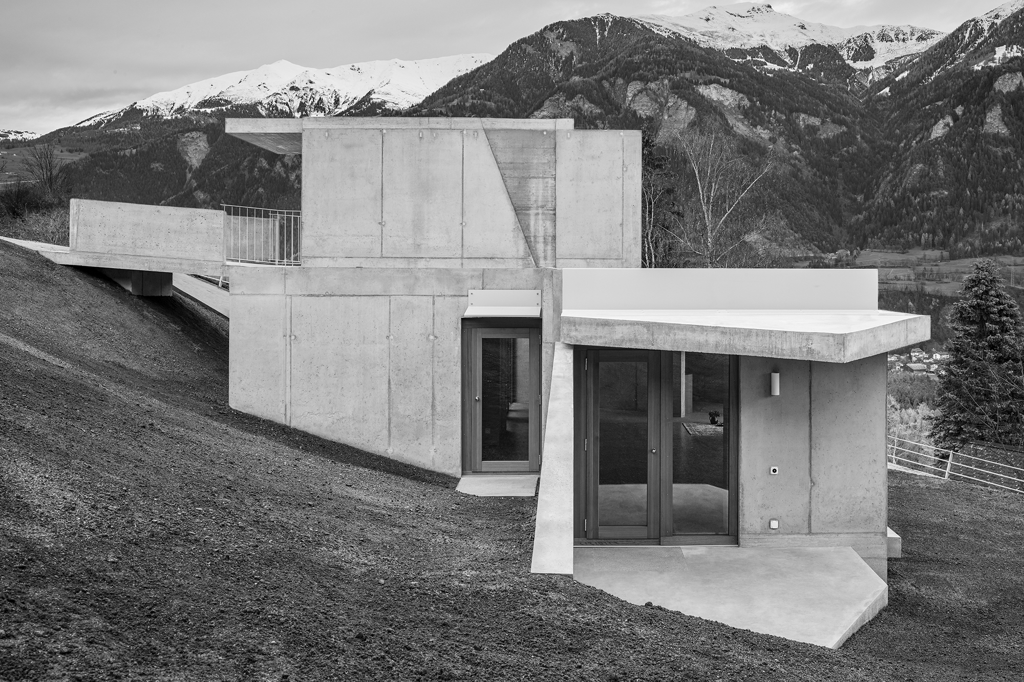 https://detail-cdn.s3.eu-central-1.amazonaws.com/media/catalog/product/A/n/Angela-Deuber-Architects-wohnhaus-graubunden-01-Schaub_Stierli_Fotografie.jpg?width=437&height=582&store=de_de&image-type=image