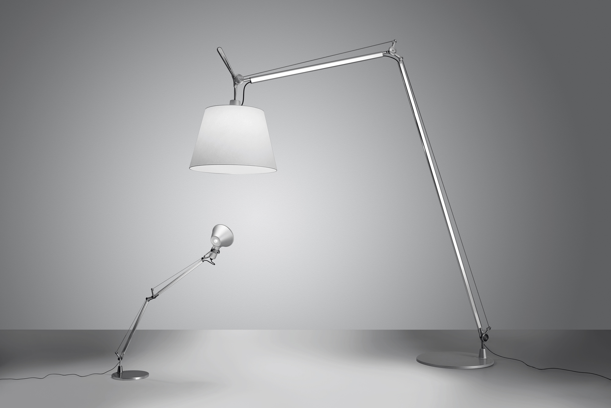https://detail-cdn.s3.eu-central-1.amazonaws.com/media/catalog/product/A/r/Artemide-Interview-Tolomeo-Bild10.jpg?width=437&height=582&store=de_de&image-type=image