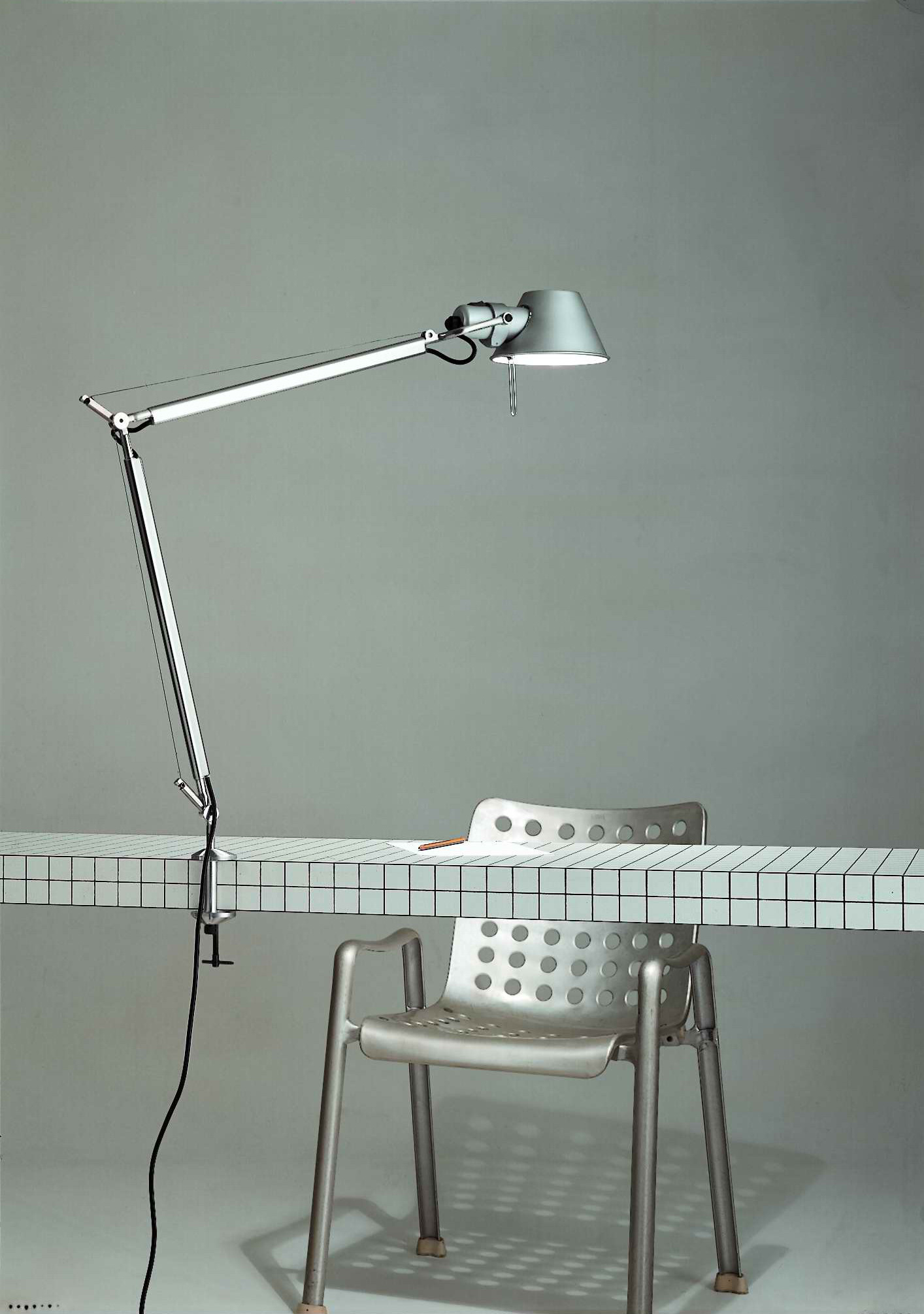 https://detail-cdn.s3.eu-central-1.amazonaws.com/media/catalog/product/A/r/Artemide-Interview-Tolomeo-Bild5.jpg?width=437&height=582&store=de_de&image-type=image