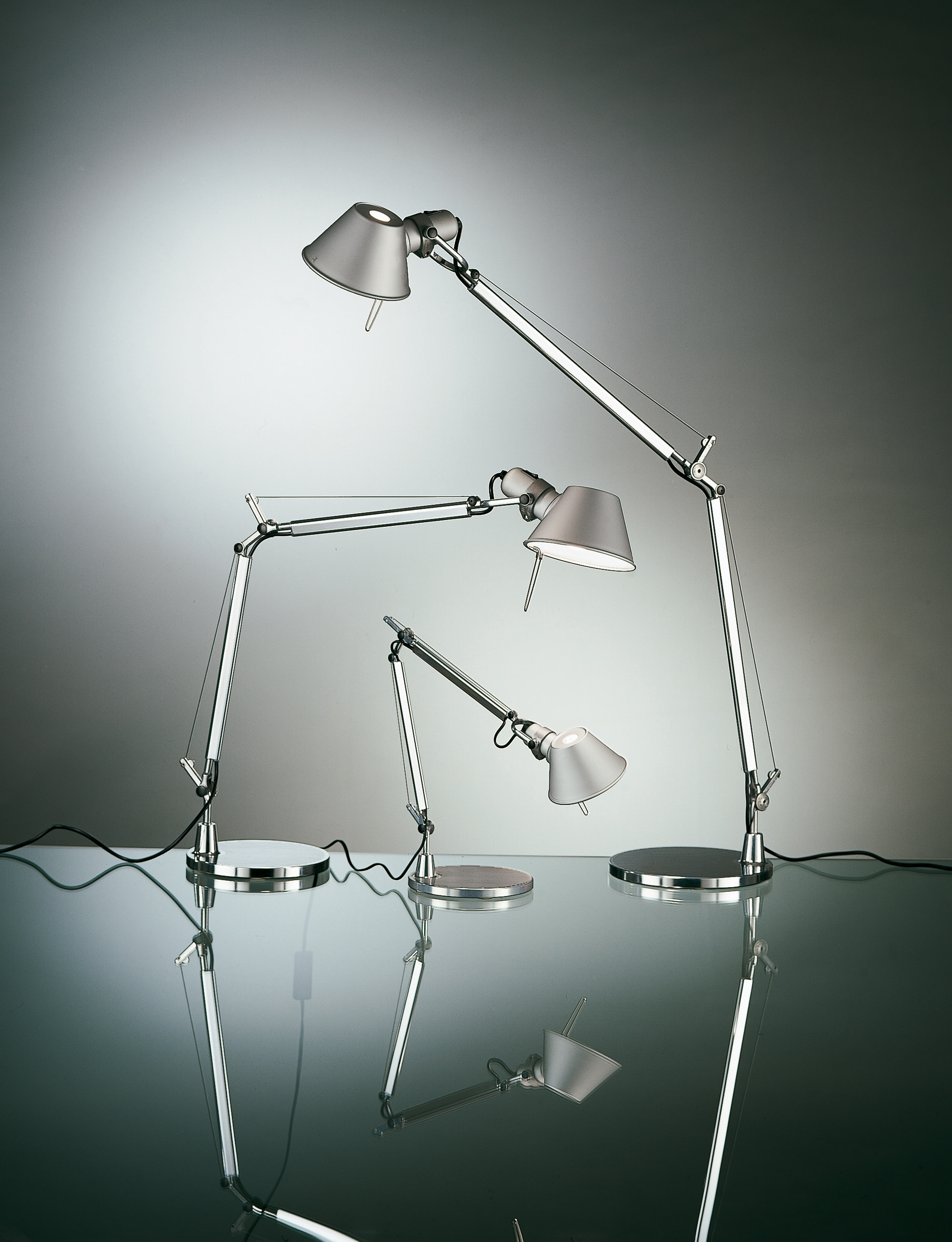 https://detail-cdn.s3.eu-central-1.amazonaws.com/media/catalog/product/A/r/Artemide-Interview-Tolomeo-Bild7.jpg?width=437&height=582&store=de_de&image-type=image