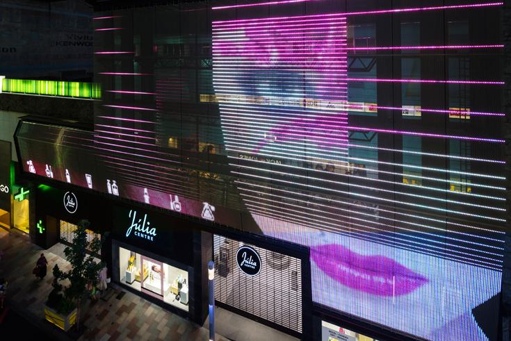 Transparente Medienfassade Imagic Weave – ein System für transparente Medienfassaden von Haver & Boecker kombiniert mit LED-Technologie von Traxon Technologies. Halle B2, Stand 119, Foto: Hersteller