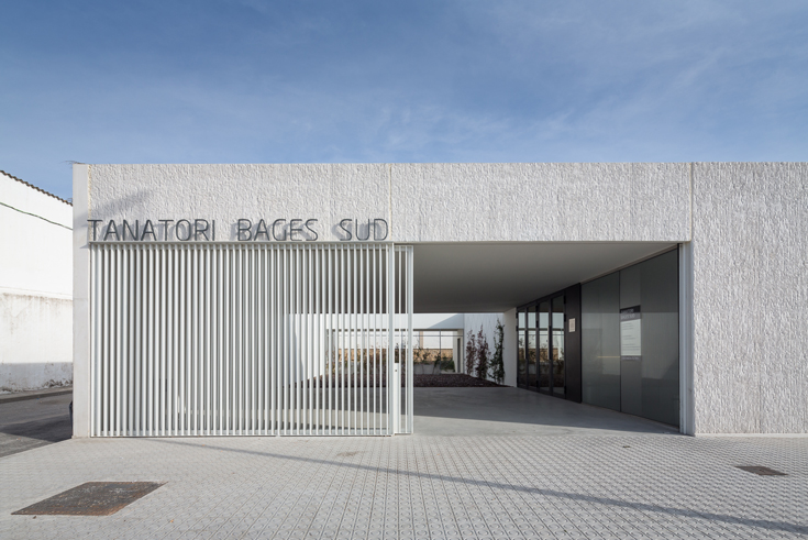 https://detail-cdn.s3.eu-central-1.amazonaws.com/media/catalog/product/B/a/BarceloBalanzoArquitectes-Trauerhalle-teaserklein.jpg?width=437&height=582&store=de_de&image-type=image