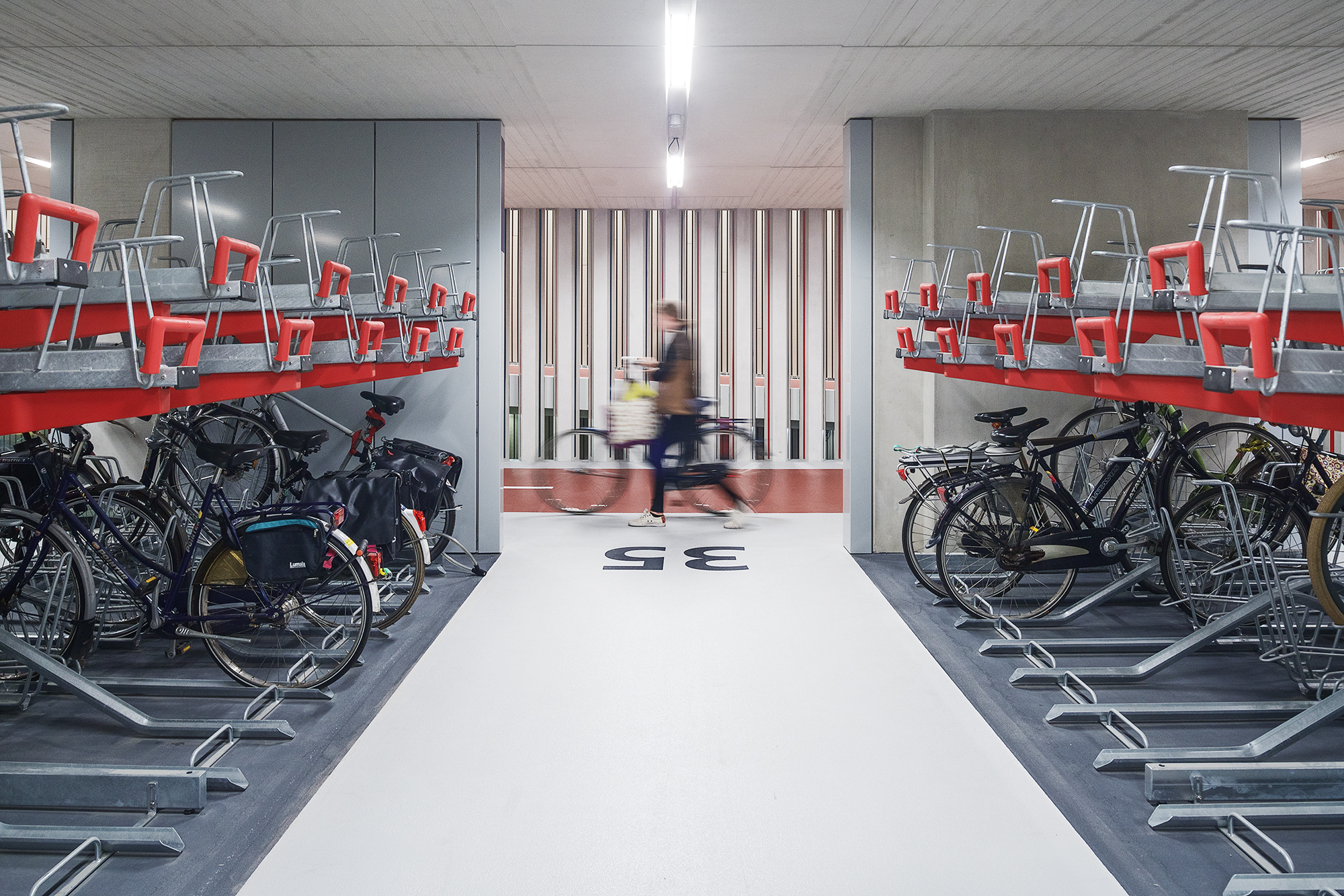 https://detail-cdn.s3.eu-central-1.amazonaws.com/media/catalog/product/B/i/Bicycle-parking-Ector-Hoogstad-Architecten-11.jpg?width=437&height=582&store=de_en&image-type=image
